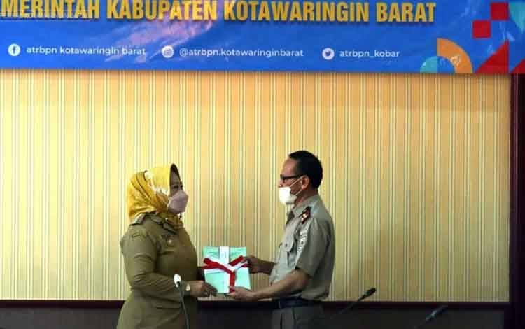 BPN Serahkan 108 Sertifikat Hak Pakai ke Pemkab Kobar