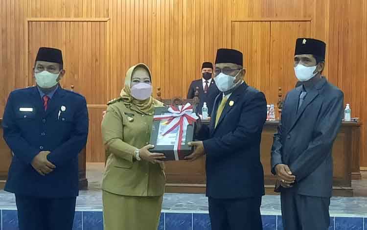 Bupati Kobar Sampaikan Pidato Pengantar LKPj 2021 dan 2 Raperda