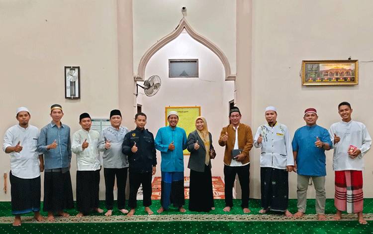Kepenguran ICMI yang baru saat foto bersama usai musyawarah pengusunan pengurus.