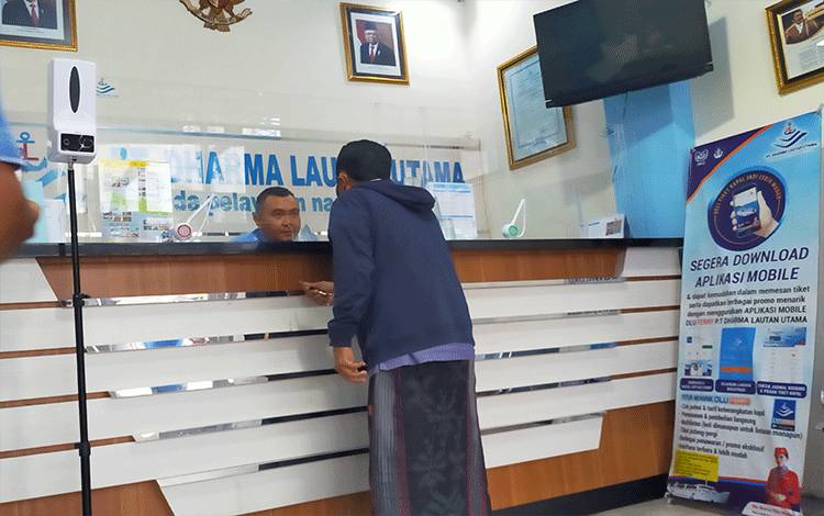 Seorang calon penumpang saat membeli tiket kapal di kantor PT DLU Cabang Sampit.