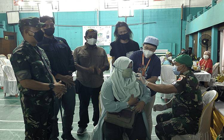 Kodim 1015 Sampit Gelar Vaksinasi Hingga Malam