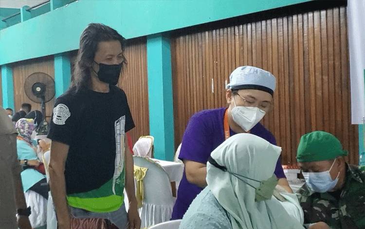 Bingky (kaos hitam) memantau vaksinasi Covid-19 di Gor Habaring Hurung Sampit.?