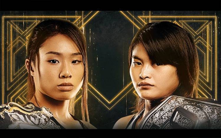 Petarung Angela Lee (kiri) siap berhadapan dengan Stamp Fairtex pada laga ONE X: Grand Finale di Singapore Indoor Stadium, Singapura, Sabtu (26/3). HO/ONE Championship