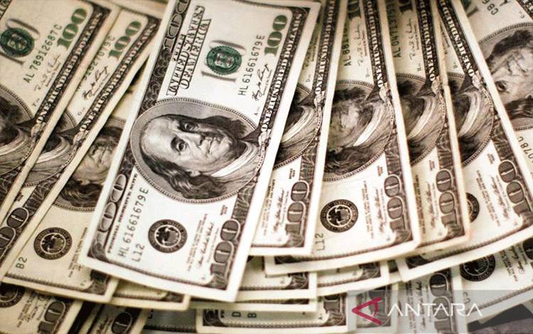 Ilustrasi - Dolar AS dihitung oleh seorang bankir di bank di Westminster, Colorado, Amerika Serikat. ANTARA/REUTERS/Rick Wilking/aa.