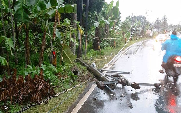 Mobil Truk Diduga Tabrak Tiang, Suplai Listrik ke Barito Timur Putus
