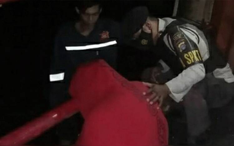 Personel Polsek Kapuas Hilir Bujuk Wanita Depresi Pulang ke Rumah