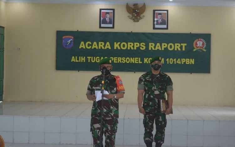 Kasdim 1014 Pangkalan Bun Mayor Inf Edy Sucipto memimpin acara Korps raport dan tradisi pindah satuan