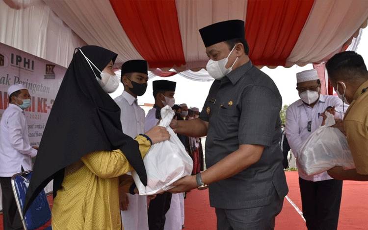 Foto ist: Wakil Gubernur Kalteng H. Edy Pratowo secara simbolis menyerahkan bantuan berupa sembako.