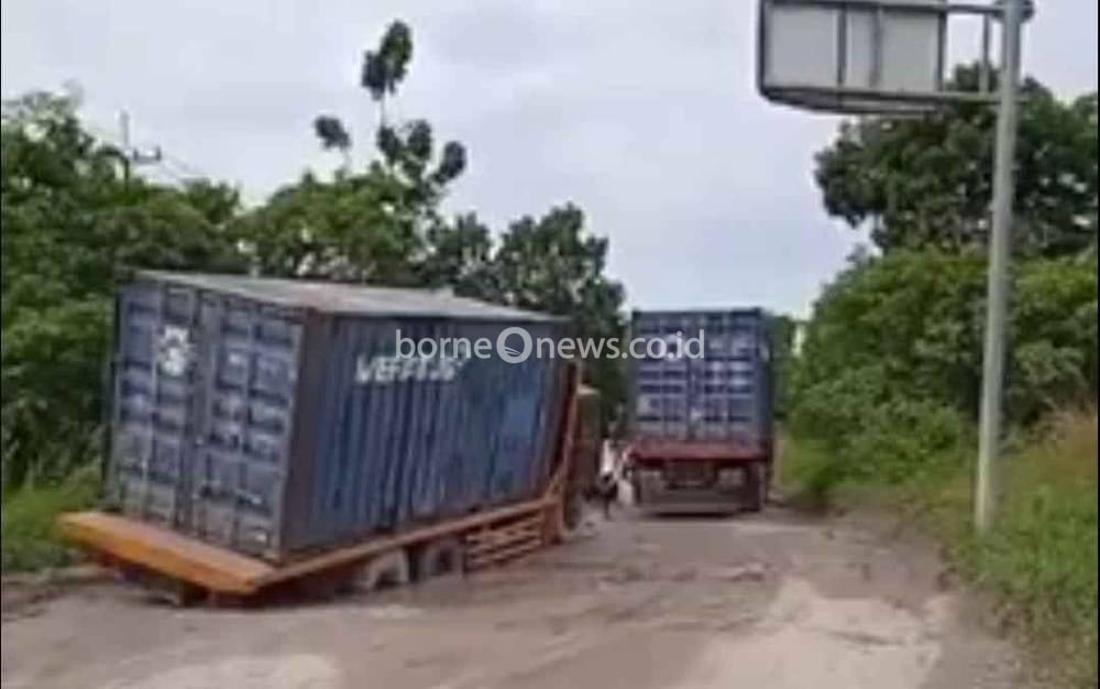 Rusak dan Berlubang, Truk Kontainer Terjebak di Jalan Kumai - Pangkalan Lima