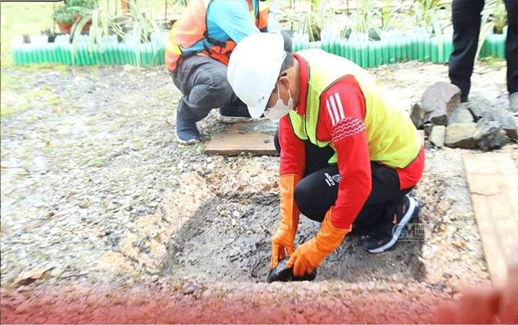Bupati Mura Drs. Perdie M Yoseph MA saat meletakan batu pertama yang menandai dimulainya pembangunan Lopo Betang.