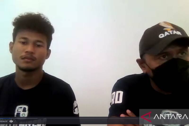 Pelatih Barito Putera Rahmad Darmawan (kanan) didampingi pemain Bagas Kaffa berbicara pada sesi konferensi pers virtual sebelum pertandingan menghadapi Persita pada pekan ke-33 Liga 1 Indonesia, Rabu (23/3/2022). (ANTARA/Aldi Sultan)