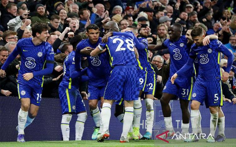 Ilustrasi - Pemain Chelsea Thiago Silva merayakan gol bersama rekan setim saat melawan Tottenham Hostpur pada kejuaraan sepak bola Liga Premier di Stamford Bridge, London, Inggris, Minggu (23/1/2022). REUTERS/David Klein/FOC/djo
