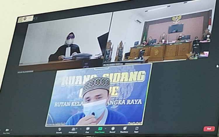 Terdakwa (bawah) saat menjalani sidang lanjutan secara virtual di Pengadilan Negeri Palangka Raya
