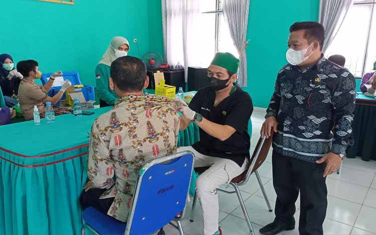 Kepala Kantor Kementerian Agama Barito Timur, Abdul Majid Rahimi saat memantau kegiatan vaksinasi meningitis terhadap calon jemaah haji