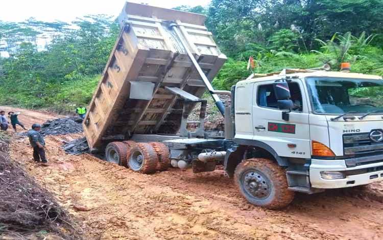 Dinas PUPR Barito Utara Tangani Kerusakan Jalan Km 30 Arah Benangin