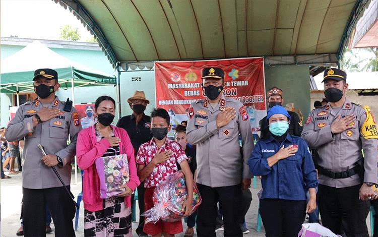 Kapolda Kalimantan Tengah Irjen. Pol Nanang Avianto (tengah) saat melakukan peninjauan kegiatan vaksinasi di Kecamatan Tewah Kabupaten Gunung Mas pada Kamis 24 Maret 2022.