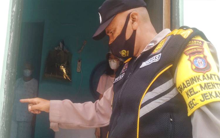 Bhabinkamtibmas Aipda Toha saat menindaklanjuti laporan warga korban pencurian.