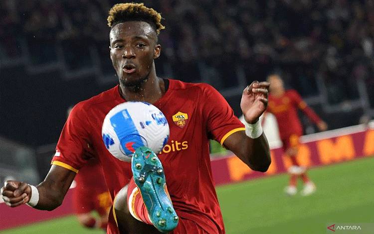 Penyerang AS Roma asal Inggris, Tammy Abraham saat mengontrol bola dalam pertandingan Liga Italia melawan Lazio pada 20 Maret 2022. ANTARA/AFP/TIZIANA FABI