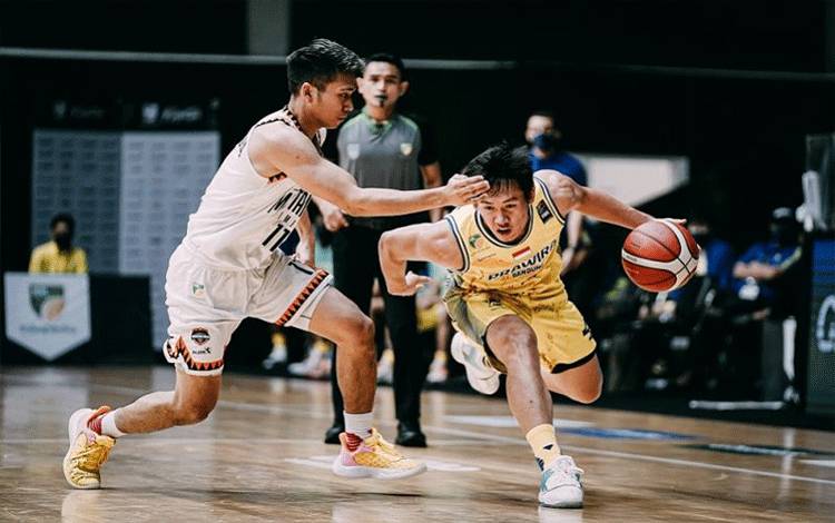 Foto arsip - Bintang Prawira Bandung Abraham Damar Grahita (kanan) berusaha melewati hadangan pemain NSH Mountain Gold Timika Andre Rorimpandey dalam lanjutan Liga Bola Basket Indonesia (IBL) 2022 di Hall Basket Komplek Gelora Bung Karno Senayan, Jakarta, Selasa (15/3/2022). (HO/IBL/Hari Purwanto)