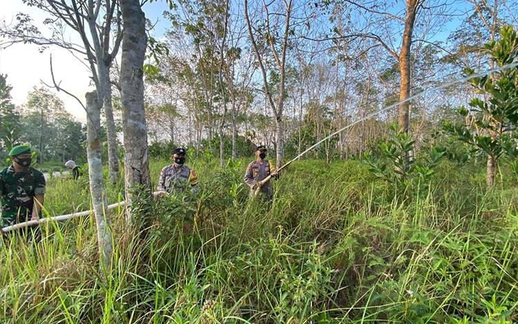 Personel Gabungan Lakukan Pendinginan Lahan Rawan Kebakaran di Pangkalan Banteng