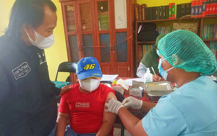 Puskesmas Kereng Bangkirai Gelar Vaksinasi Bagi Anak Sekolah