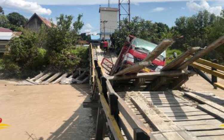 Jembatan Sei Rawi I di Kecamatan Kurun Kabupaten Gunung Mas ambruk saat dilalui truk gas LPG