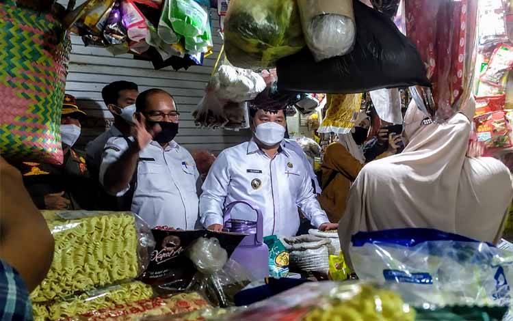 Kepala Disperdagin Zulhaidir mendampingi Bupati Kotim, Halikinnor, saat inspeksi mendadak harga kebutuhan pokok di Pusat Perbelanjaan Mentaya Sampit