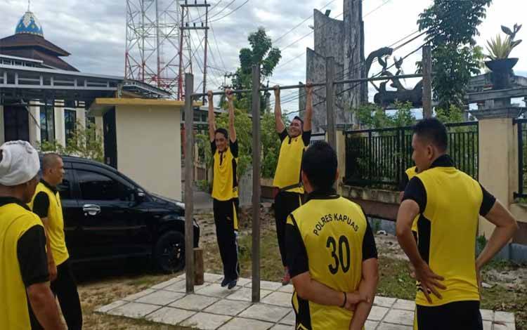 Ukur Kondisi Fisik Anggota Polres Kapuas Lewat Tes Kesamaptaan Jasmani
