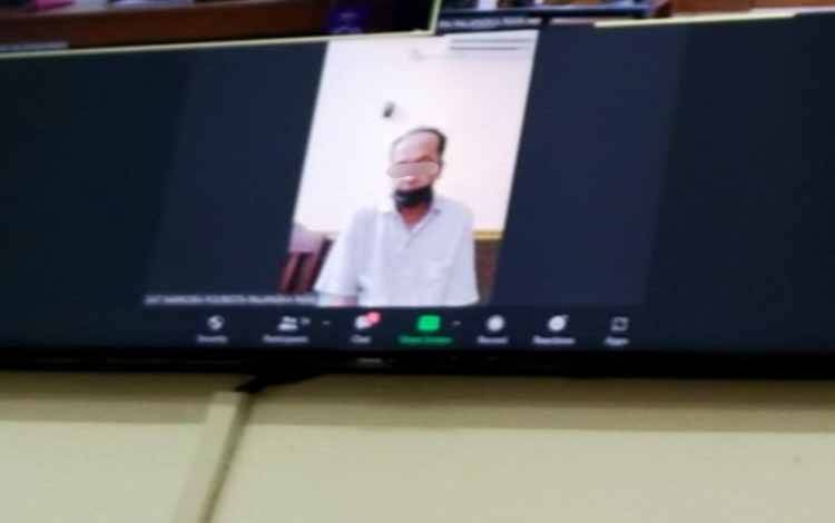 Terdakwa saat menjalani sidang virtual di Pengadilan Negeri Palangka Raya