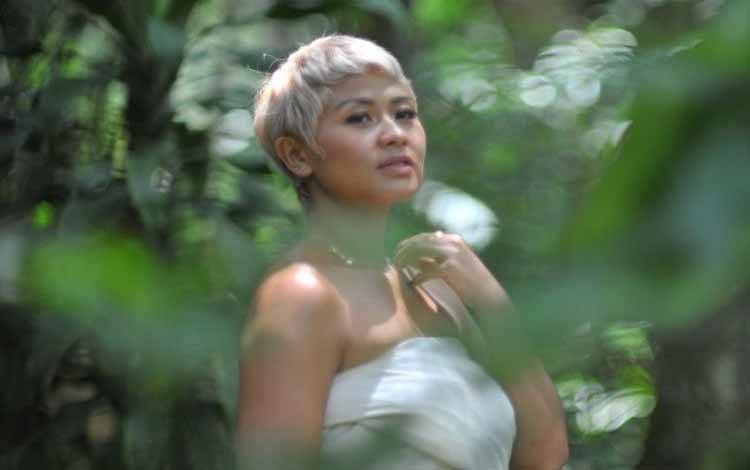 Dira Sugandi Nyanyikan Ulang Lagu Satu Cinta
