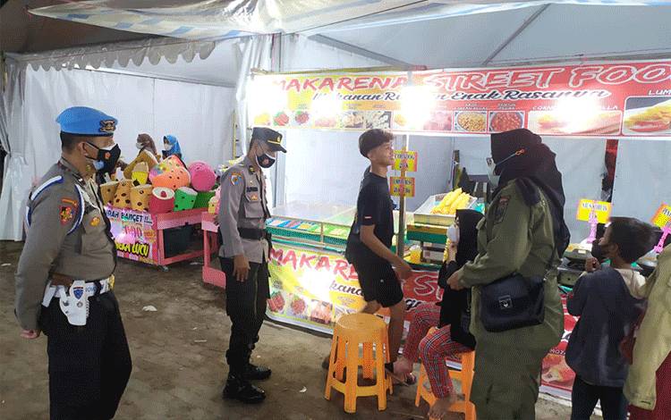 Tim Yustisi saat melakukan operasi di Bazaar Begoyap di Pangkalan Bun Park.