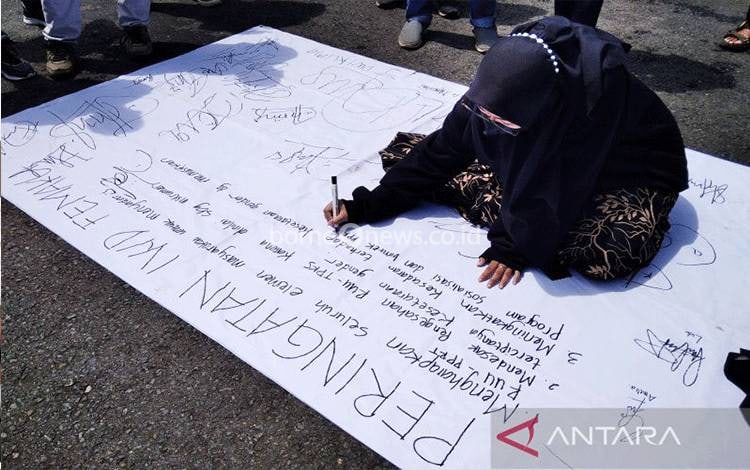 Mahasiswa di Kabupaten Kudus, Jawa Tengah, menuntut pengesahan Rancangan Undang-Undang Tindak Kekerasan Seksual (RUU-TPKS) saat menggelar aksi damai dalam rangka peringatan Hari Perempuan Internasional di Alun-alun Kudus, Selasa (8/3/2022). (ANTARA/Akhmad Nazaruddin Lathif.)