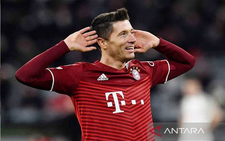 Pemain Bayern Munich Robert Lewandowski merayakan gol ketiganya saat menghadapi FC Salzburg pada pertandingan leg kedua babak 16 besar Liga Champions di Allianz Arena, Munich, Jerman, Rabu (9/3/2022). Lewandowski mencetak hat-trick saat Bayern Munich menggila lawan FC Salzburg yang dibuatnya di 23 menit pertama. ANTARA FOTO/REUTERS/ANDREAS GEBERT/rwa.