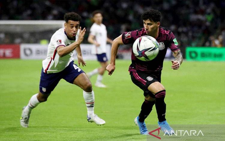 Gelandang tim nasional Amerika Serikat Tyler Adams (kiri) berusaha mengejar bola yang dikuasai bek sayap Meksiko Jorge Sanchez dalam lanjutan pertandingan putaran ketiga kualifikasi Piala Dunia 2022 zona CONCACAF di Stadion Azteca, Mexico City, Meksiko, Kamis (24/3/2022)