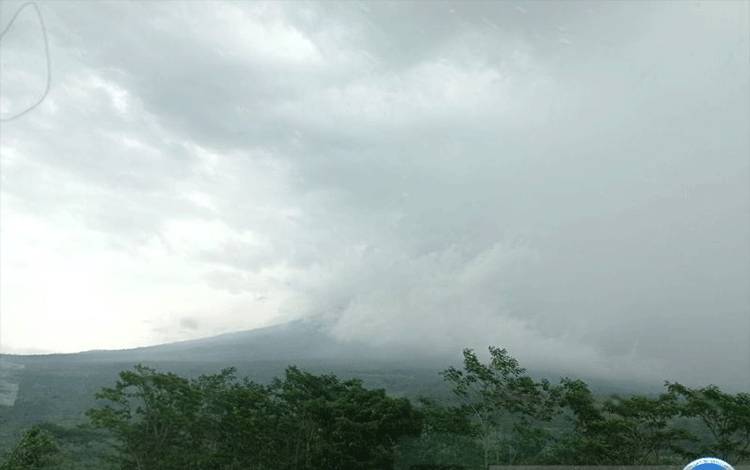 Gunung Semeru Luncurkan Awan Panas Guguran