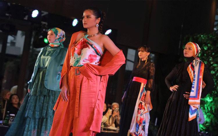 Sroja Luncurkan Koleksi Scarf Perdana