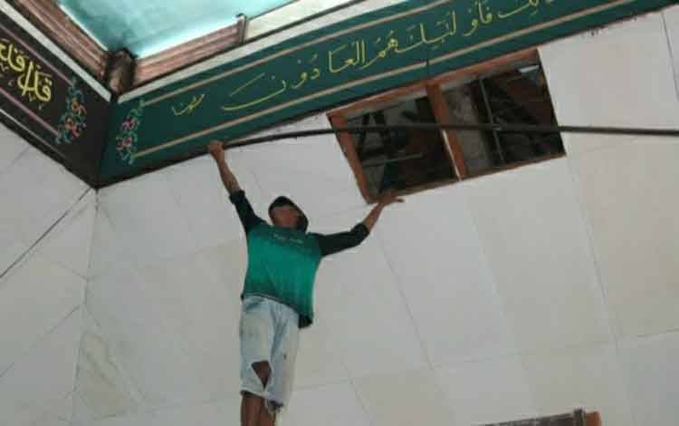 Rutan Kapuas Berdayakan WBP untuk Perbaikan Plavon Masjid