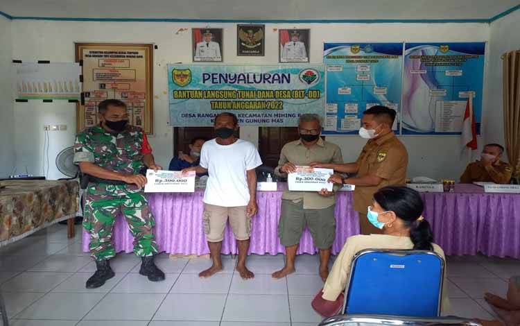 Penyaluran BLT DD untuk warg Desa Rangan Tate Kecamatan Mihing Raya Kabupaten Gunung Mas, Senin 28 Maret 2022