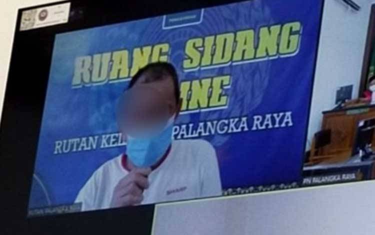 Terdakwa saat menjalani sidang lanjutan di Pengadilan Negeri Palangka Raya