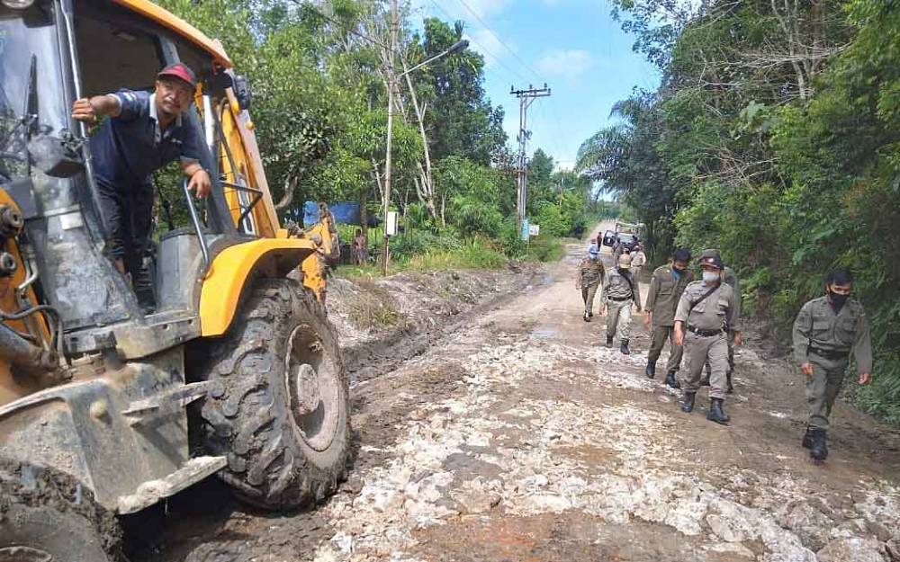 Satpol PP Tindaklanjuti Keluhan Warga Murutuwu Terkait Jalan Rusak Akibat Angkutan Sawit