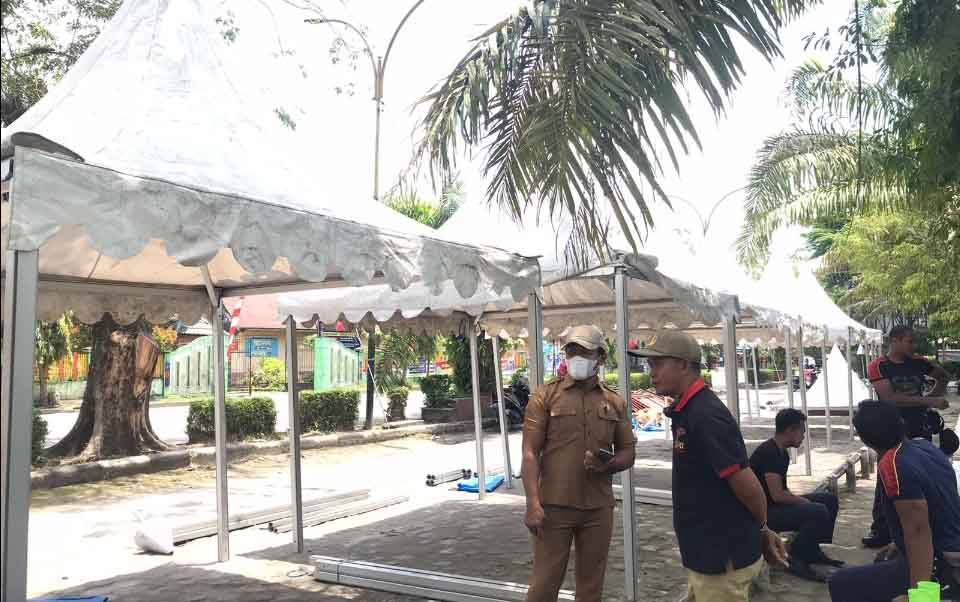 Petugas saat mendirikan tenda untuk pasar ramadan di areal parkir Taman Kota Sampit.