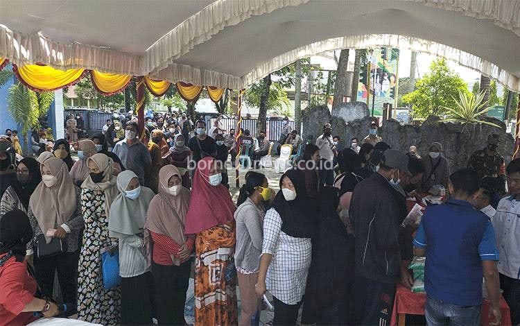 Masyarakat Rela Antre Beli Paket Sembako di Pasar Murah Berkah