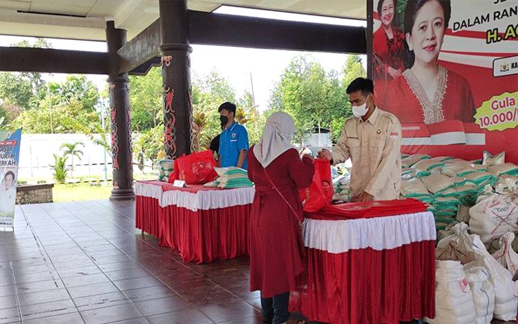 Pasar murah berkah Agustiar Sabran di Huma Betang DAD Kalteng.