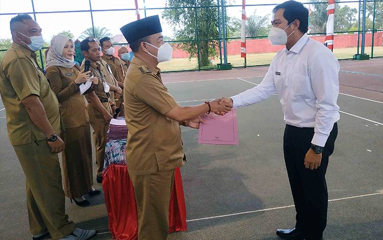 Bupati Seruyan Yulhaidir menyerahkan SK CPNS formasi tahun 2021