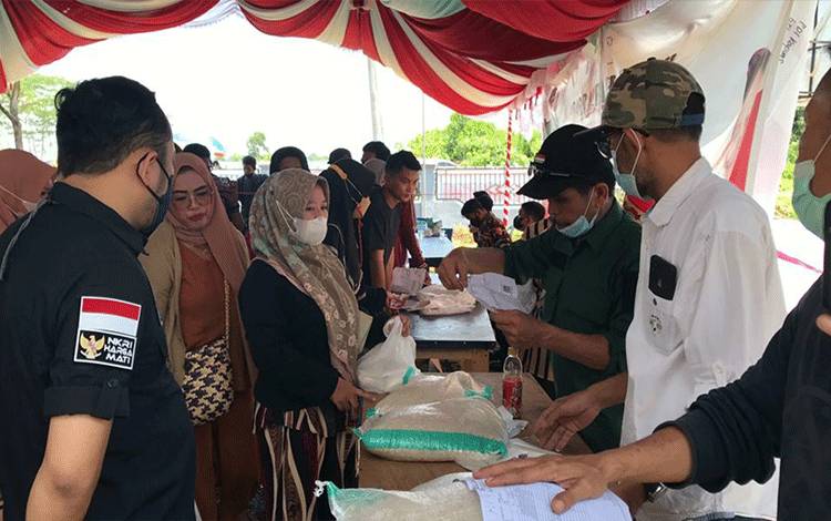 Diprakarsai Agustiar Sabran, Pasar Murah Berkah Disambut Antusias Warga Kapuas