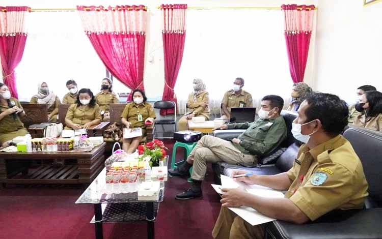 Diskominfosantik Provinsi Kalteng saat melakukan pembinaan peningkatan PPID, KIM dan Pranata Humas di Kabupaten Lamandau