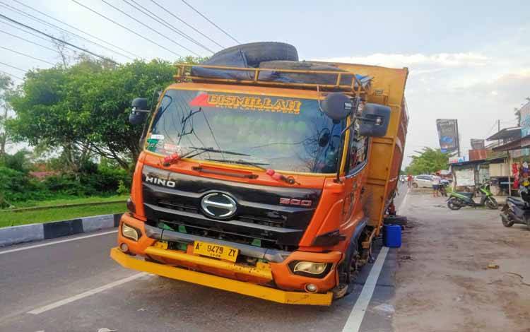 Angkut Kayu Log Gunakan Jalan Negara, Truk Fuso Alami Pecah Ban di Jalan Yos Sudarso