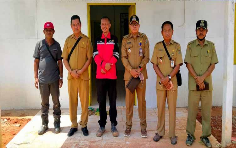 Camat Katingan Tengah Yobie Sandra bersama sejumlah kepala desa saat berkunjung ke PT Wasco-Bawan KSO