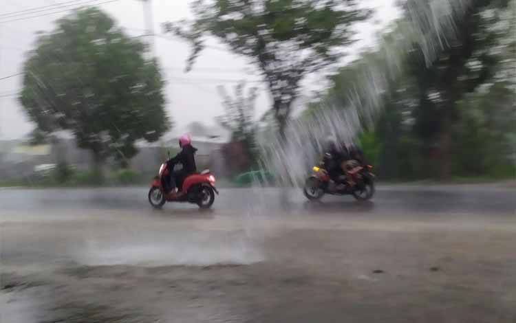 Sampit Dilanda Hujan Deras Disertai Angin Kencang dan Petir