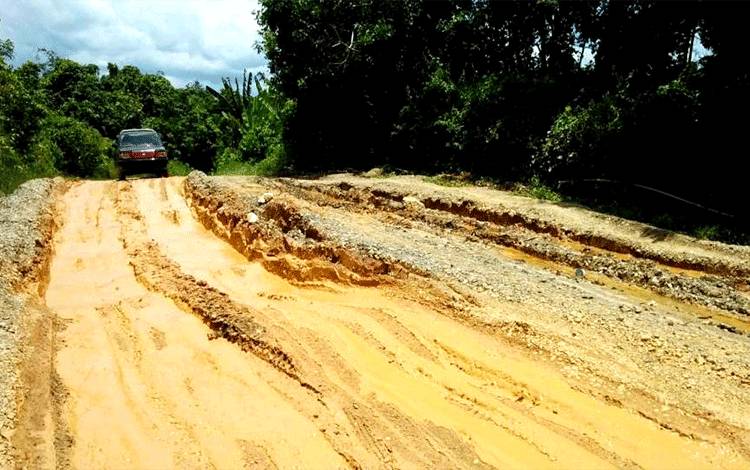 Ruas Jalan Lampeong?Menuju Batas Kaltim Rusak Parah